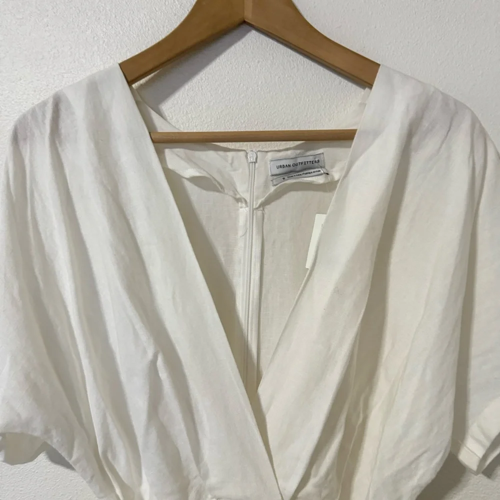 Urban Outfitters UO Ruby Linen Surplice Jumpsuit White Waist Tie Pockets NWT-6 - Picture 4 of 10